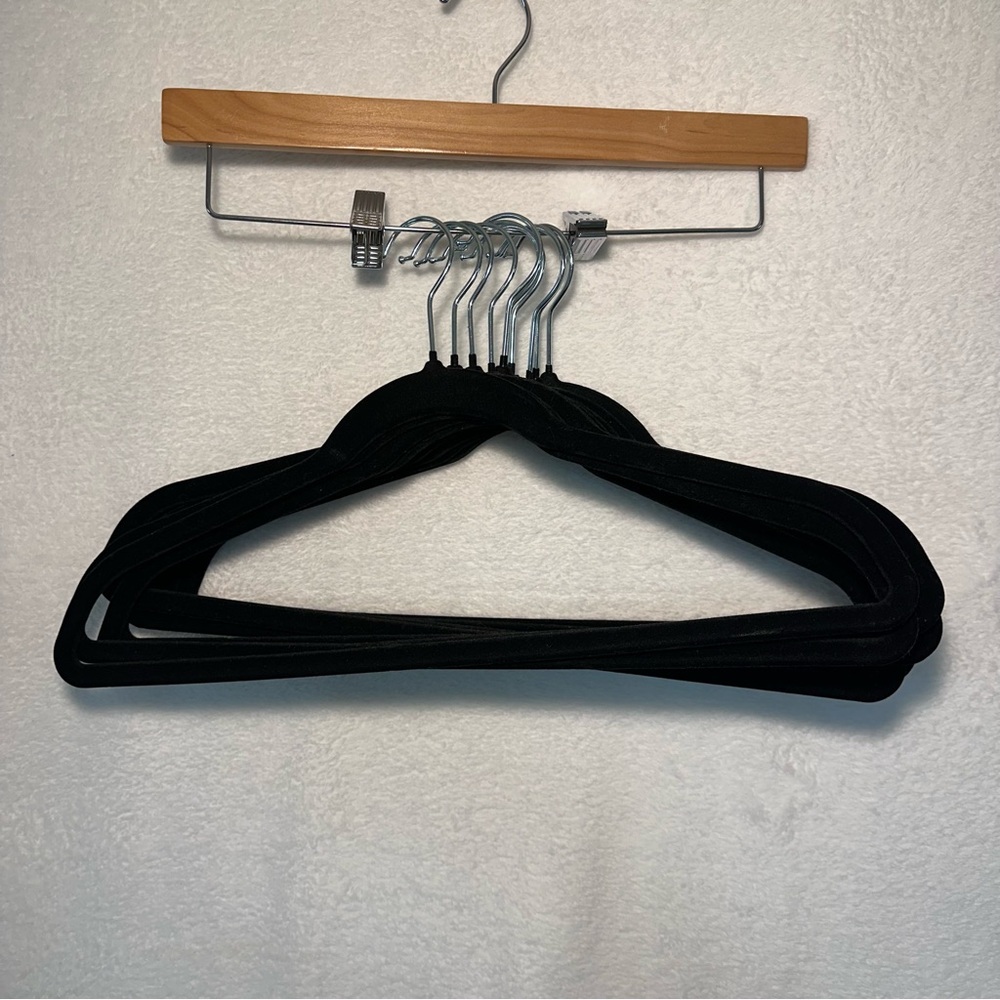 Homegoods Velvet Non-Slip Hangers Black set of 10